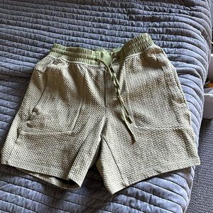 Green at ease shorts 7 inches no liner size M
